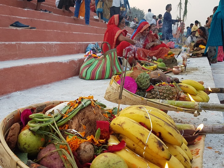 महादेव की प्रतिमा परछठ माता की पूजा में सुंदर परिवार।