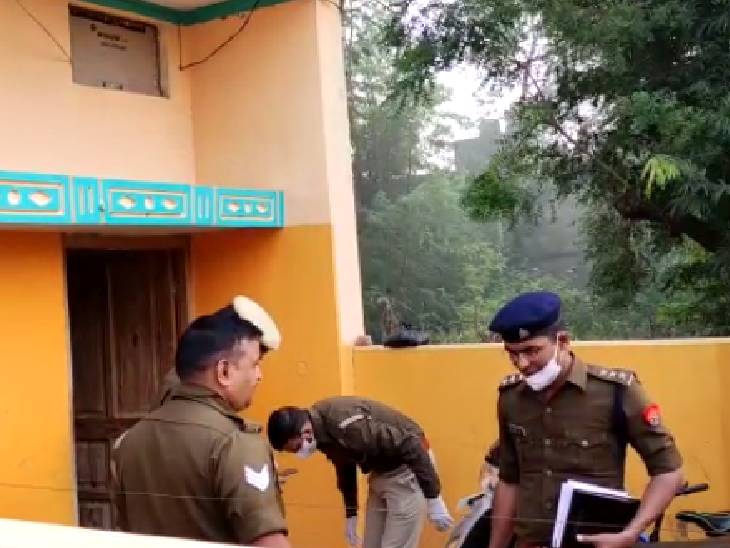 घर के अंदर जांच-पड़ताल करती पुलिस।