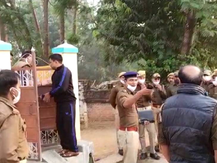 घटनास्थल पर जांच के लिए पहुंचे पुलिस अधिकारी।