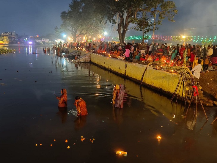 गुरुवार तड़के सूर्य देवता को अर्ध्य महिला।
