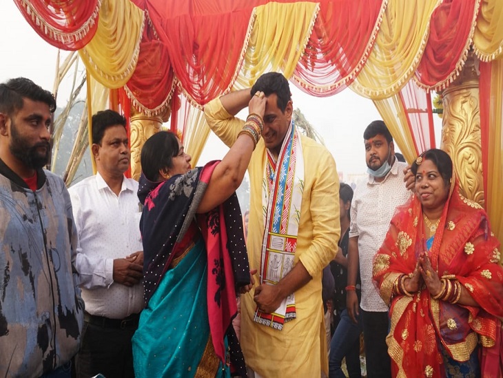 विधायक देवेंद्र यादव सेक्टर 2 लेक में छठ पूजा।
