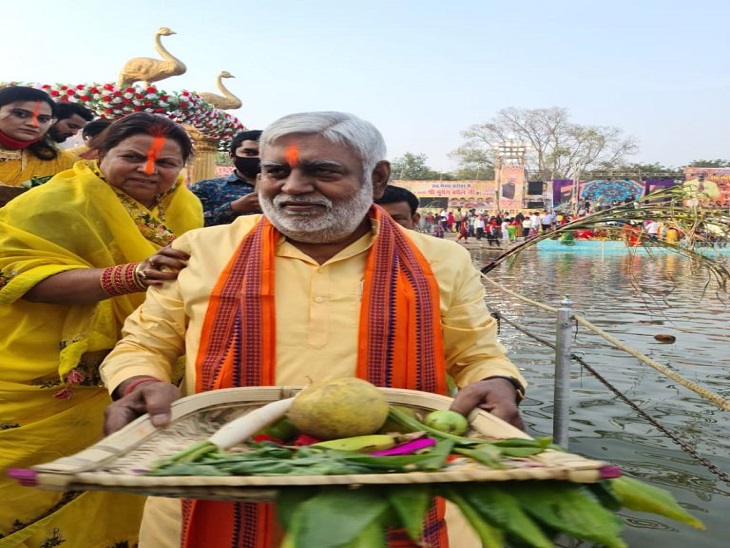 वृद्ध जन और पूर्व मंत्री प्रेम प्रकाश पाण्डेय सेक्टर 2 लेक में छठ पूजा।