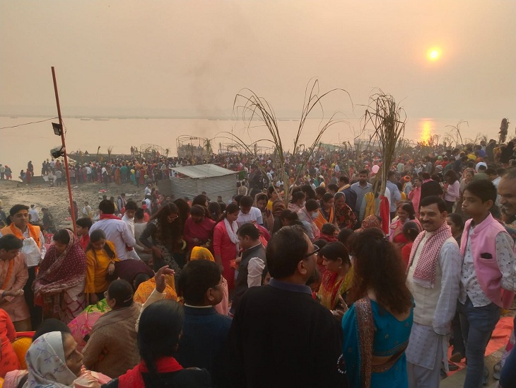 उदीयमान सूर्य को अर्घ्य देने के लिए काशी में गंगा किनारे लोगों की भीड़ जुटी। घाटों पर आतिशबाजी भी की गई।