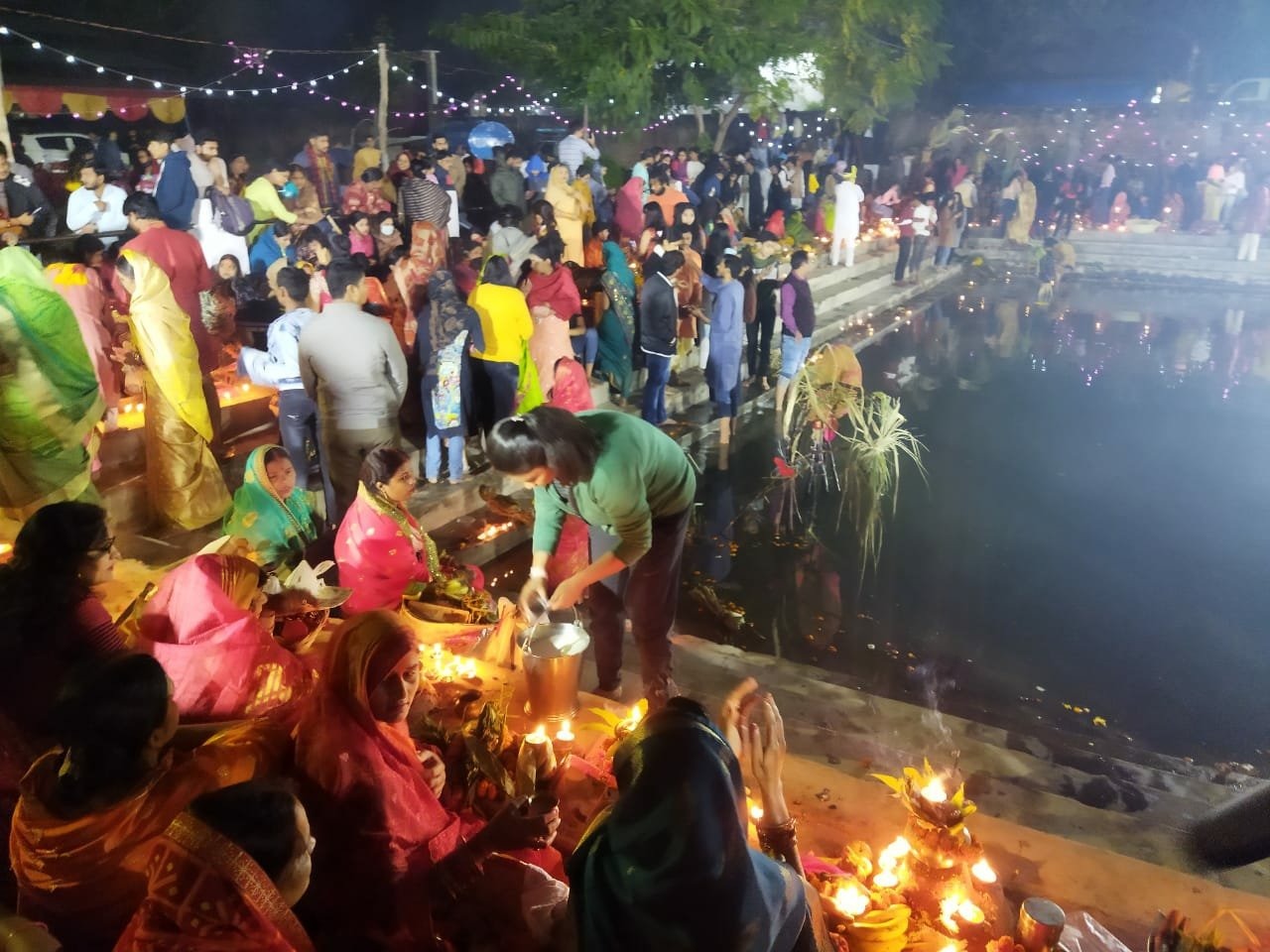 लखनऊ के गोमती घाट पर गुरुवार की सुबह उगते सूर्य की आराधना के लिए महिलाएं इकट्ठा हुईं। यहां पांच बजे से ही भीड़ जुटनी शुरू हो गई।