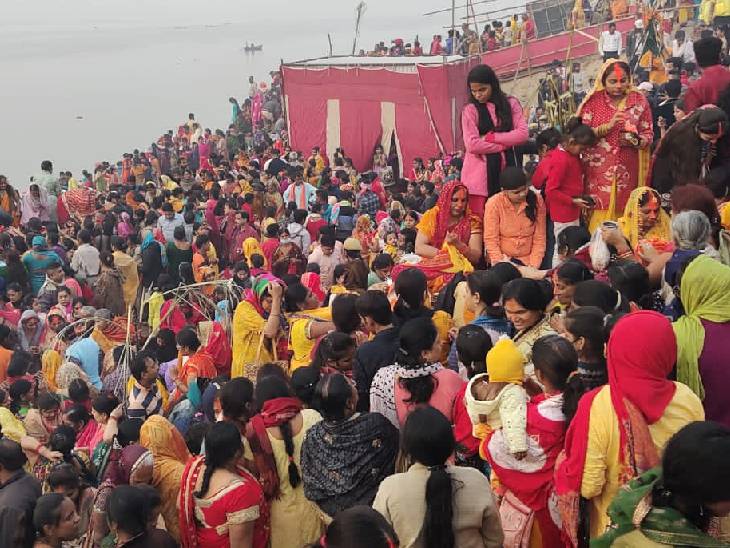 प्रयागराज में सबसे ज्यादा भीड़ संगम के तट पर दिखी। यहां बड़ी संख्या में महिलाओं के साथ उनके परिवार के अन्य सदस्य भी पहुंचे थे।