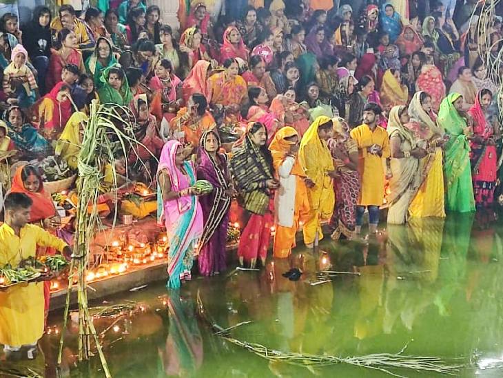 गोरखपुर में सूर्योदय के बाद सभी व्रतियों ने सूर्य भगवान को अर्घ्य दिया। इसके साथ ही 36 घंटों के निर्जला व्रत का समापन हो गया।