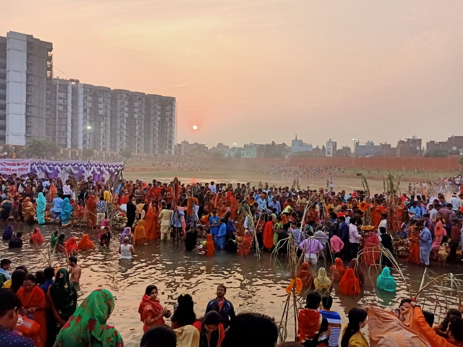 गाजियाबाद के कोयल एनक्लेव में छठ।