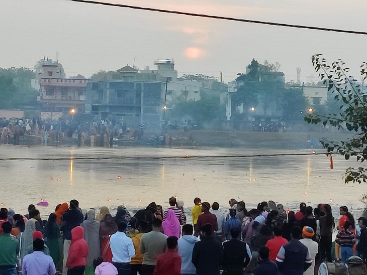 दोपहर 6 बजे सूर्य देवता को अर्ध्य.
