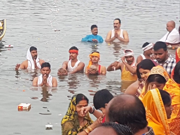 उघते सूर्य को अर्घ्य