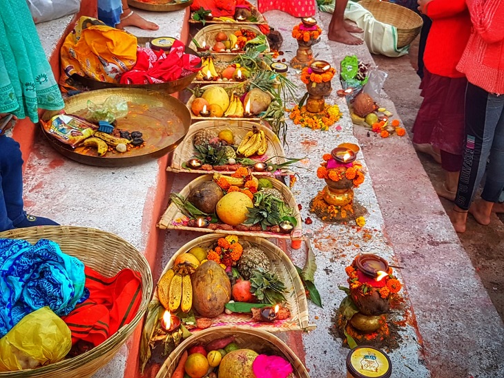 सूर्य उपासना के लिए गर्भवती महिला ने गर्भ धारण किया।
