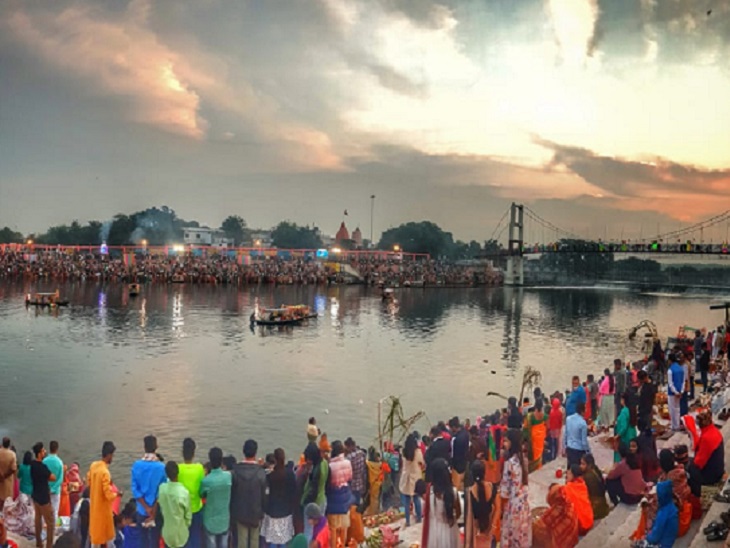 दुर्गंध के तट पर रपुर और दुर्ग और खाँ के क्रियाएँ नदी पर चरवाहे पर हमला करते हैं।
