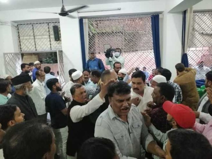 इस चुनाव में वर्तमान अध्यक्ष इबरार अहमद व महासचिव हाजी मोख्तार गुट के समर्थक आमने-सामने आ गए हैं। (फाइल फोटो) - Dainik Bhaskar