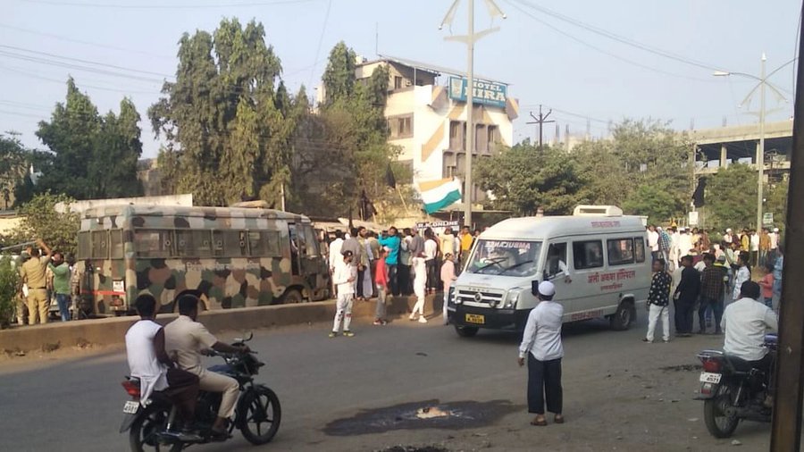 नांदेड में भीड़ को संभालने का प्रयास करती पुलिस।