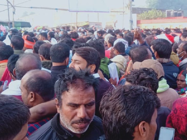 मोतिहारी में मतगणना केंद्र के बाहर उमड़ी भीड़।