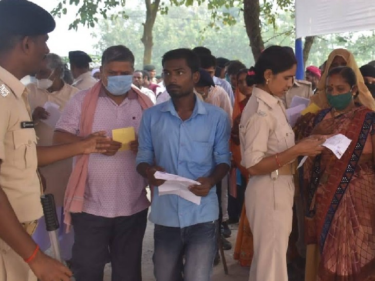 सीतामढ़ी में जांच करते हुए सुरक्षाकर्मी।