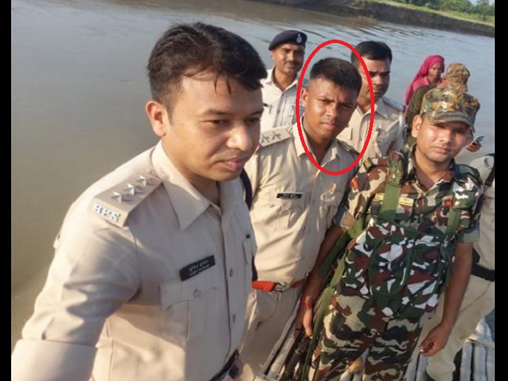 एसडीपीओ के साथ फर्जी दरोगा विक्रम।