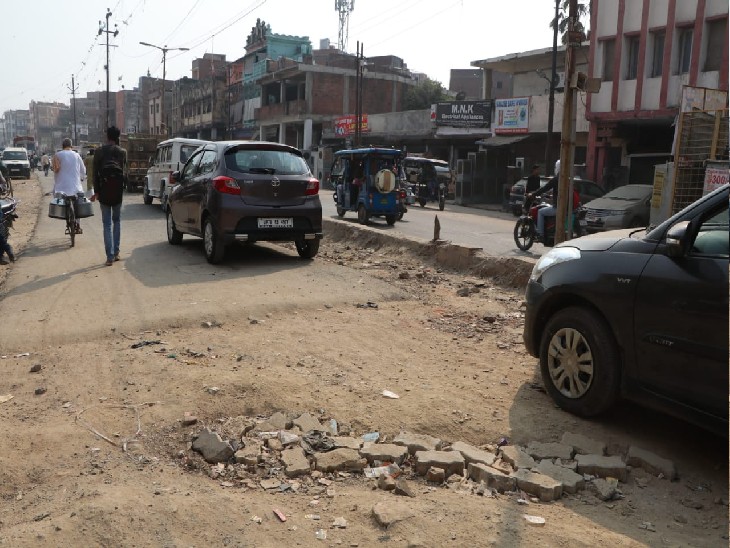 जल निगम ने भी खुदाई के बाद बनाई थी आधी-अधूरी सड़क। पब्लिक का चलना हो गया है मुश्किल।