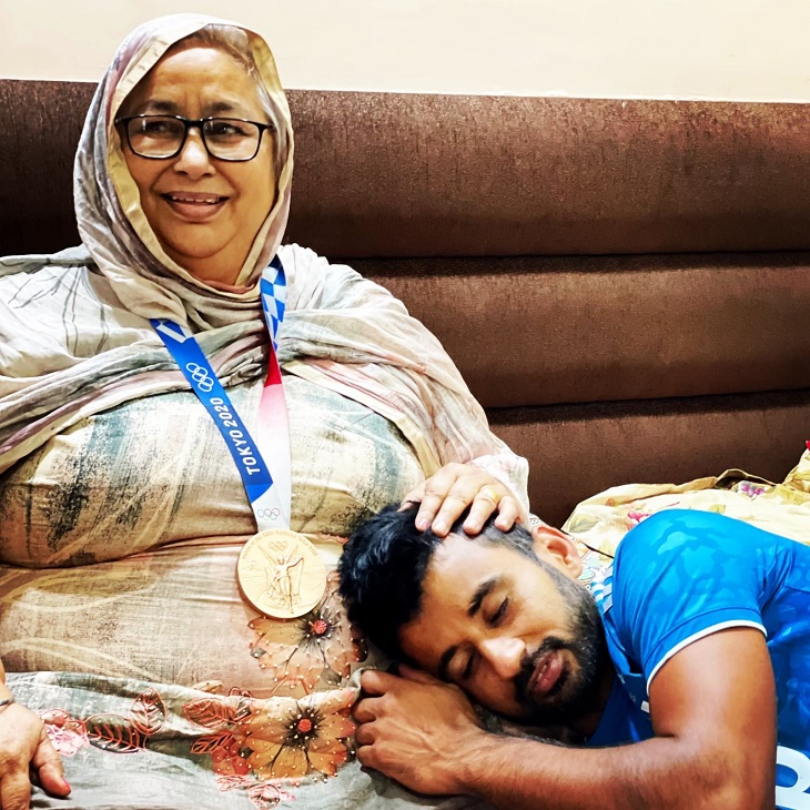 टोक्यो ओलिंपिक में ब्रॉन्ज मेडल जीतने के बाद मां की गोद में कप्तान मनप्रीत सिंह।