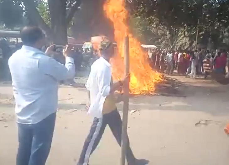 आगजनी और हंगामा करते लोग।