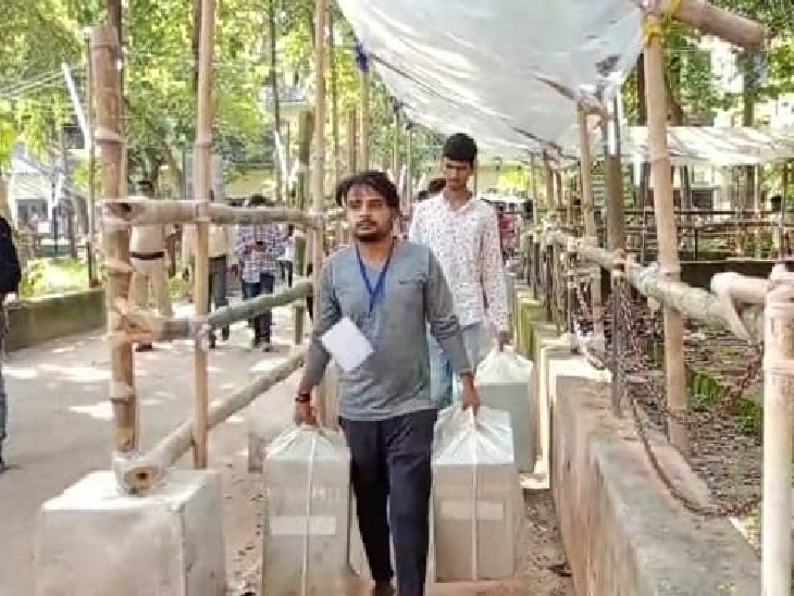 नवादा के KLS कॉलेज में ईवीएम लेकर जाते कर्मी।