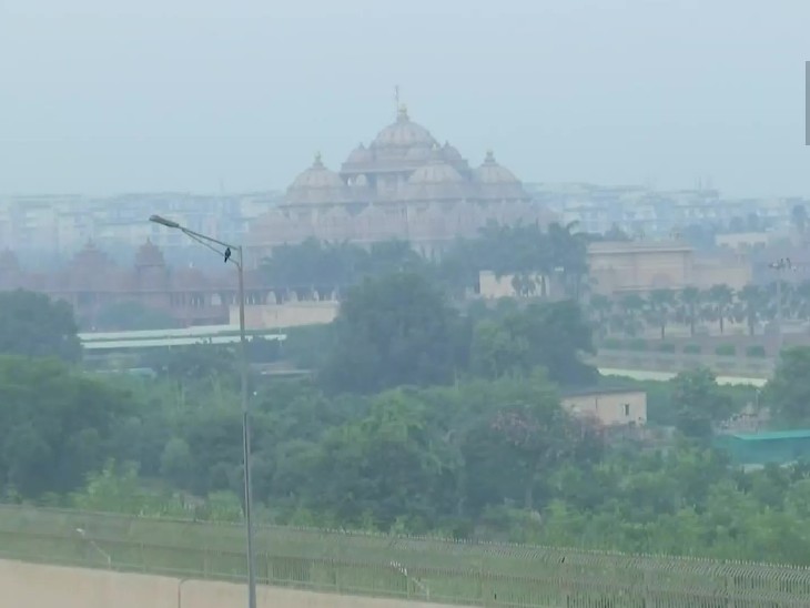 दिल्ली के अक्षरधाम मंदिर की तस्वीर। इसमें प्रदूषण साफ देखा जा सकता है।