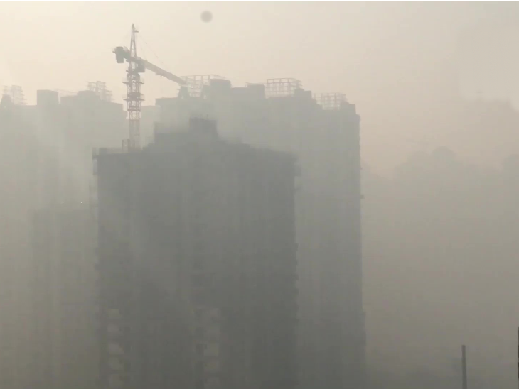 गाजियाबाद के सिद्धार्थ विहार में प्रदूषण के चलते पसरी धुंध।