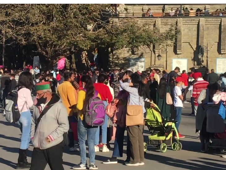 दिल्ली समेत कई राज्यों में बढ़े प्रदूषण से निजात पाने के लिए शिमला घूमने पहुंचे पर्यटक।