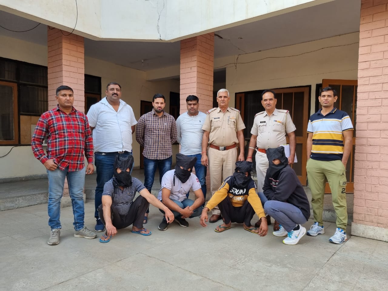 पकड़े गए आरोपी पुलिस की गिरफ्त में। - Dainik Bhaskar