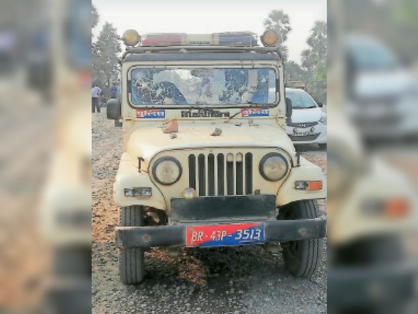 समय पर नहीं पहुंचने पर आक्रोशित लोगों ने पुलिस गाड़ी का शीशा फोड़ा।