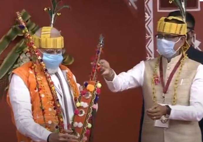 कार्यक्रम में प्रधानमंत्री को आदिवासियों के पारंपरिक शस्त्र तीर-कमान भेंट किए गए।