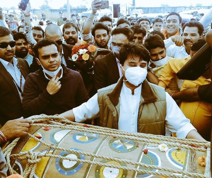 नागरिक उड्डयन मंत्री ज्योतिरादित्य सिंधिया ने आदिवासियों का पारंपरिक वाद्ययंत्र बजाया।