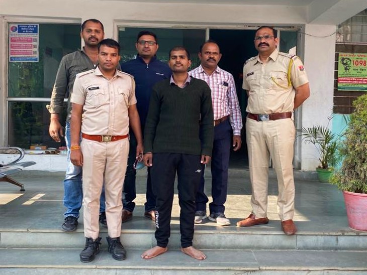 पुलिस के साथ आरोपी पति दौलतसिंह।