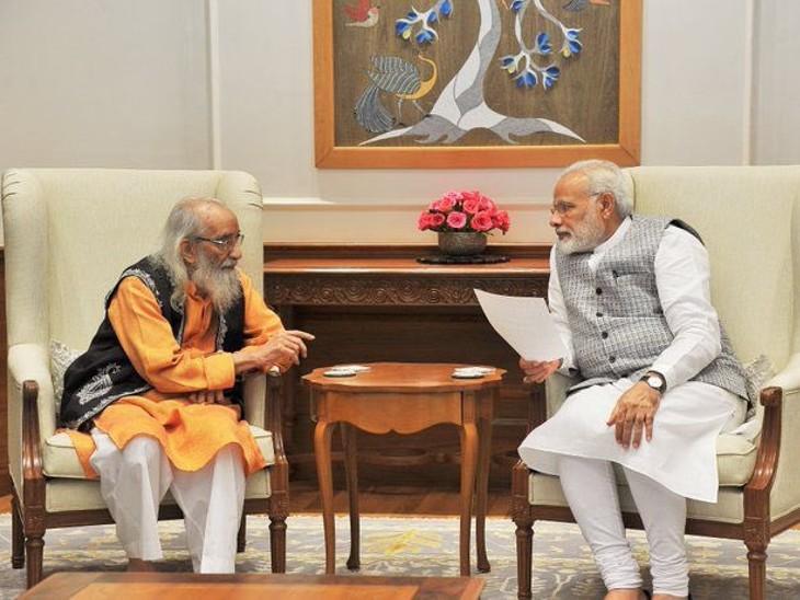 प्रधानमंत्री नरेंद्र मोदी के साथ चर्चा करते हुए बाबासाहेब पुरंदरे। (फाइल फोटो)