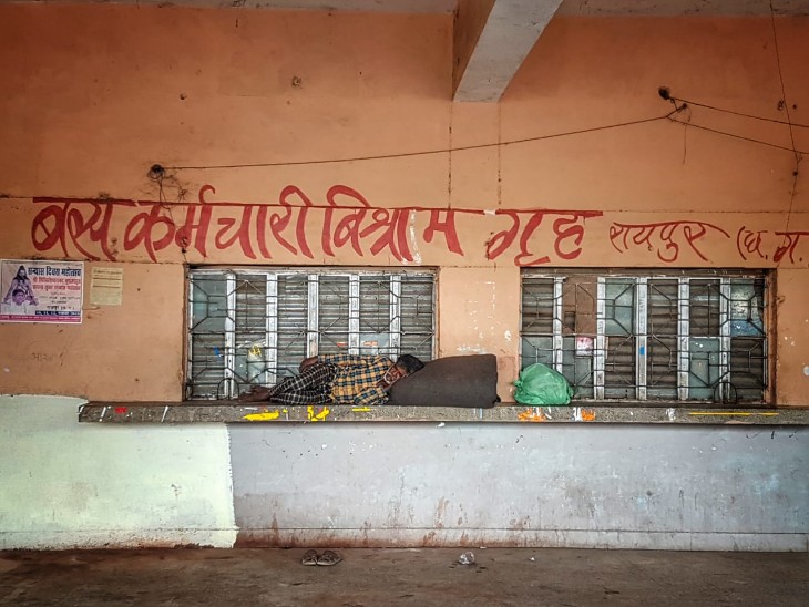 पंडरी बस स्टैंड की एक तस्वीर।