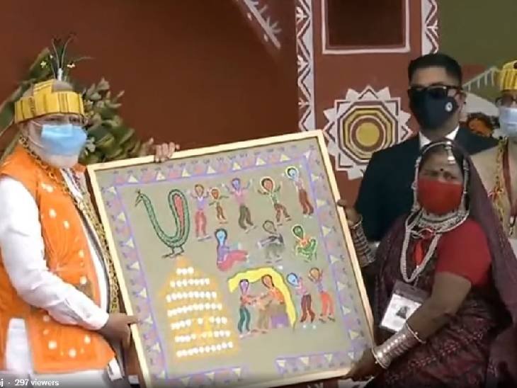आदिवासी कलाकार पद्मश्री भूरी बाई ने प्रधानमंत्री को अपनी बनाई पेंटिंग भेंट की।