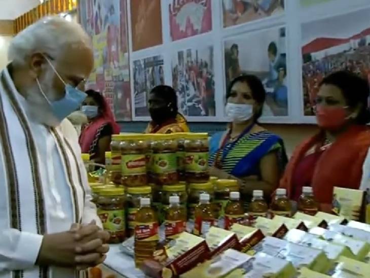 प्रधानमंत्री मोदी जंबूरी मैदान के पास महिला स्वसहायता समूहों के स्टॉल पर भी पहुंचे।