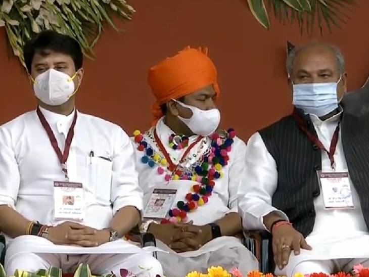 कार्यक्रम में प्रधानमंत्री मोदी के दाएं हाथ पर तीसरे नंबर पर तोमर, चौथे पर सिंधिया बैठे थे।