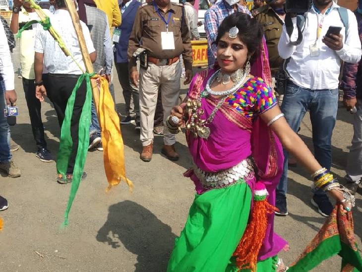जंबूरी मैदान के कार्यक्रम स्थल पर आदिवासी कलाकार कुछ इस तरह नाचते-गाते हुए पहुंचे।