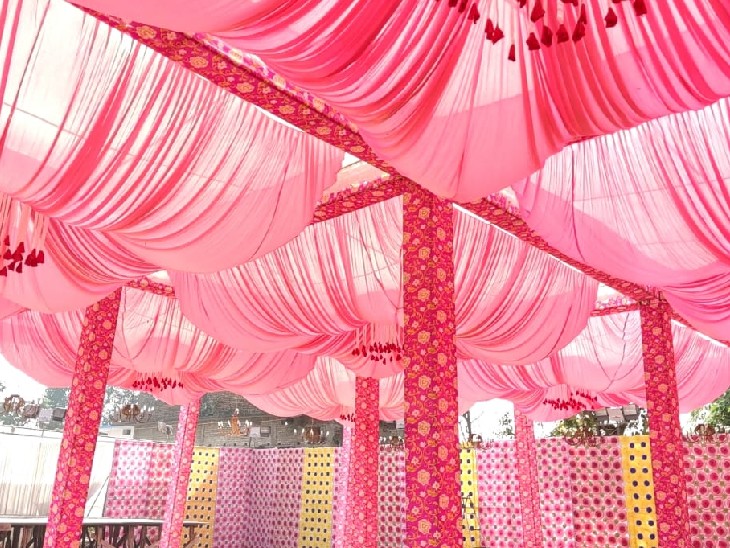 पंडाल को इस तरह से गुलाबी रंग के पर्दों से सजाया गया है।