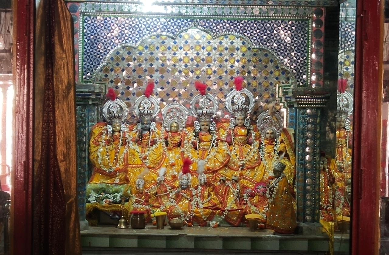 अयोध्या के रामलला दर्शन मार्ग स्थित लवकुश मंदिर जहां आज भव्य रूप से तुलसी व सालिग्राम का विवाह होगा व बारात निकलेगी - Dainik Bhaskar