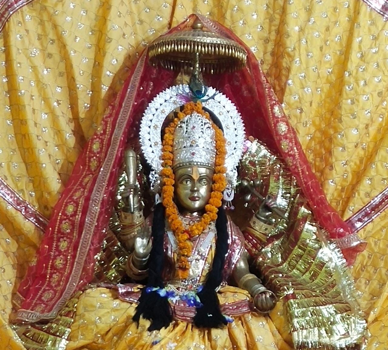 सजाया गया है लवकुश मंदिर में मौजूद भगवती बगलामुखी का मंदिर