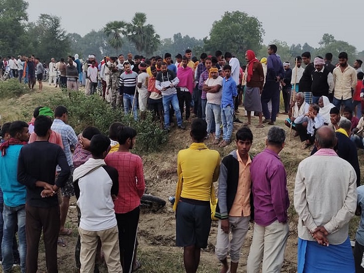 हत्या की बात फैलते ही मौके पर जुटे आसपास के लोग।