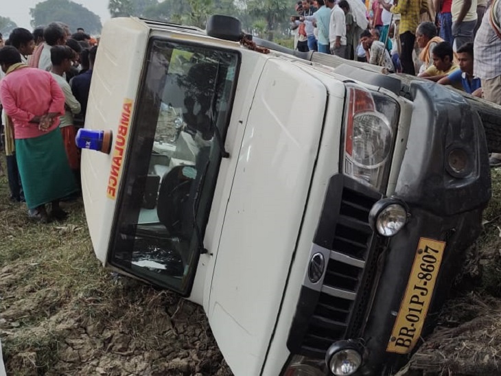 घटनास्थल के पास पलटी अपराधियों की एंबुलेंस।