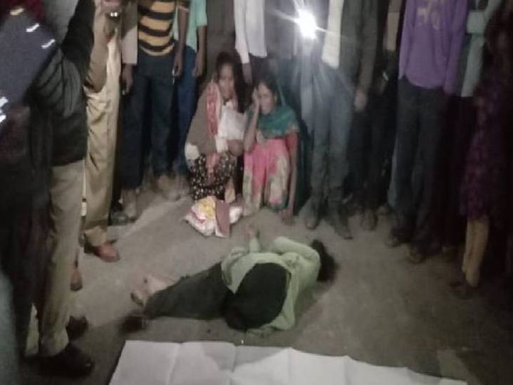 रोते बिलखते परिजन और मौके पर जांच करती पुलिस।