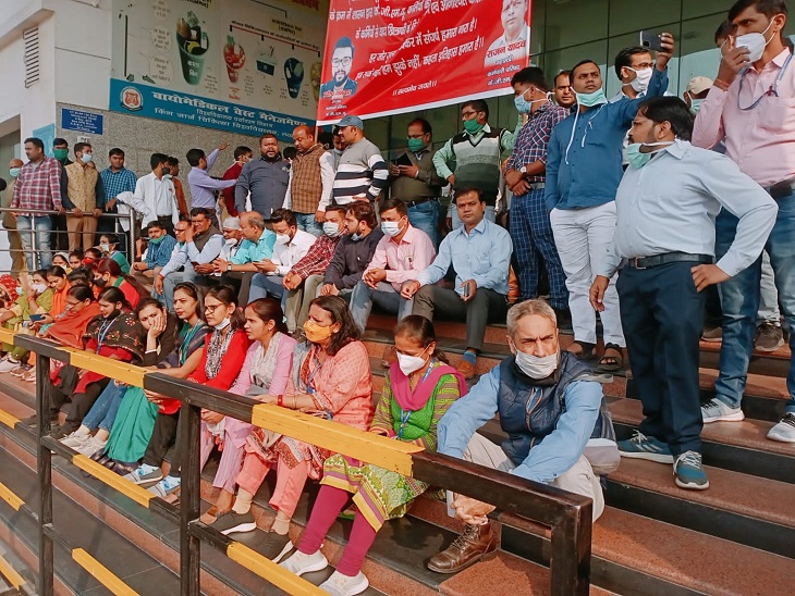 लखनऊ के किंग जॉर्ज मेडिकल कॉलेज के बाहर हड़ताल पर बैठे कर्मी।