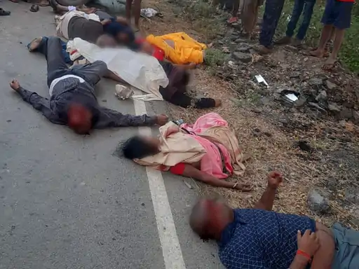 हादसे के बाद मृतकों के शव काफी देर तक सड़क पर ही पड़े रहे।