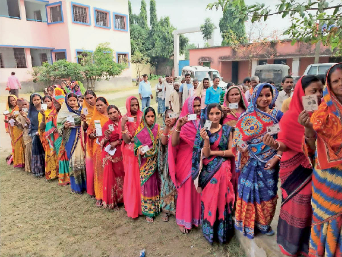 66.58 in Manihari and 68.86% in Ahmedabad, women voters were ahead of men  in forming the government of the village. | पंचायत चुनाव: मनिहारी में 66.58  तो अमदाबाद में 68.86 % हुई