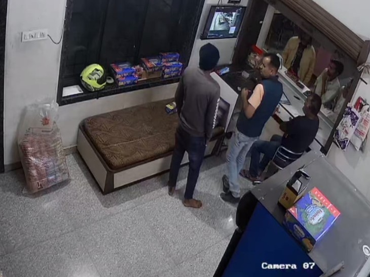 सीसीटीवी में कैद सौदबाजी करते पुलिसकर्मी।