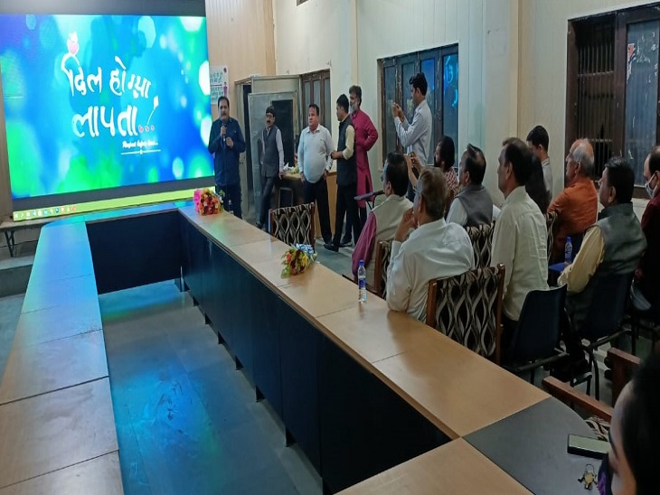 नेहरू कॉलेज में फिल्म की स्क्रीनिंग दिखाते एमडी यूनिवर्सिटी के डायरेक्टर यूथ वेलफेयर
