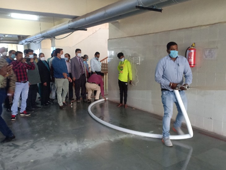 Officials checking the fire system of BMC. (File photo) - Dainik Bhaskar